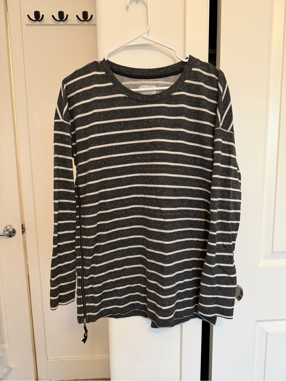 Striped Long-Sleeve Sweater Tee - Gray & White